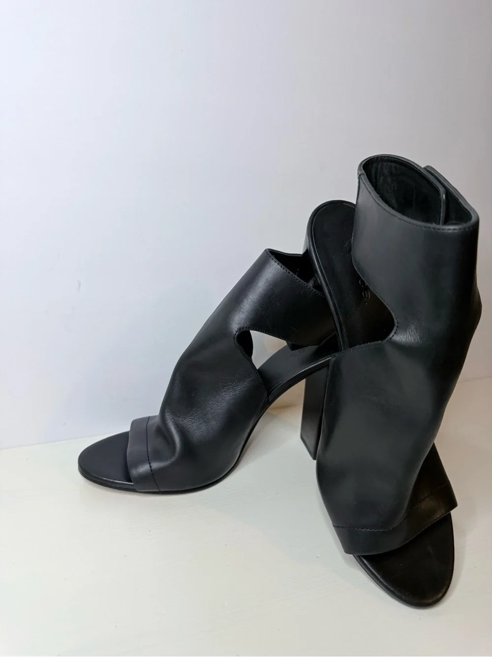 Vince Black Leather Cutout Open-Toe Block Heel Sandals size 9.5